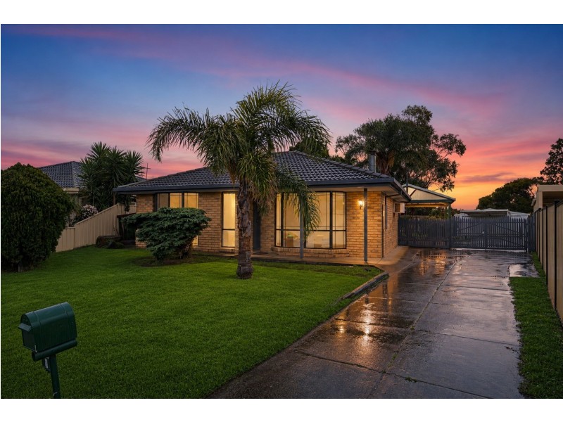 8 Adley Place, Hampton Park VIC 3976