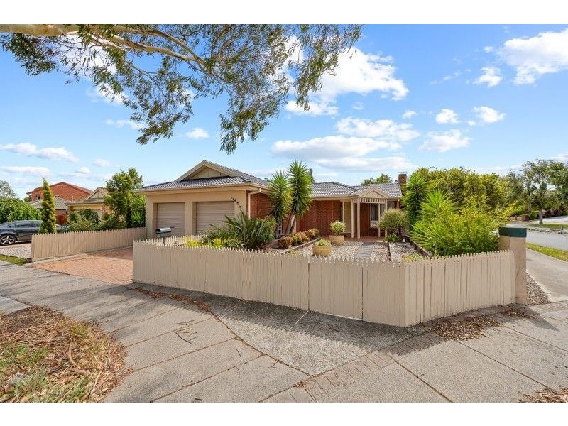 2 Gilmore Crescent, Lynbrook VIC 3975