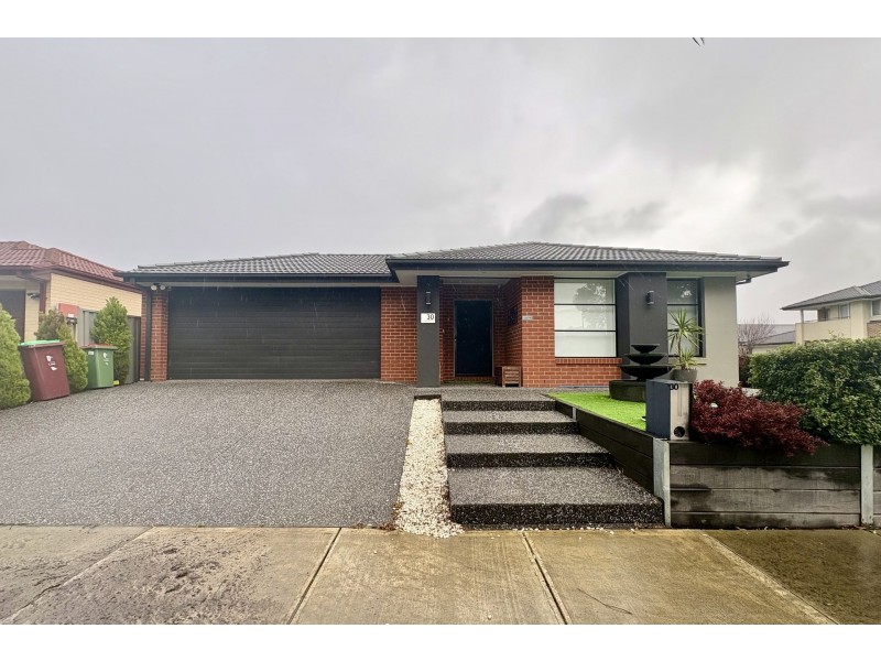 30 Challenger Circuit, Cranbourne East VIC 3977