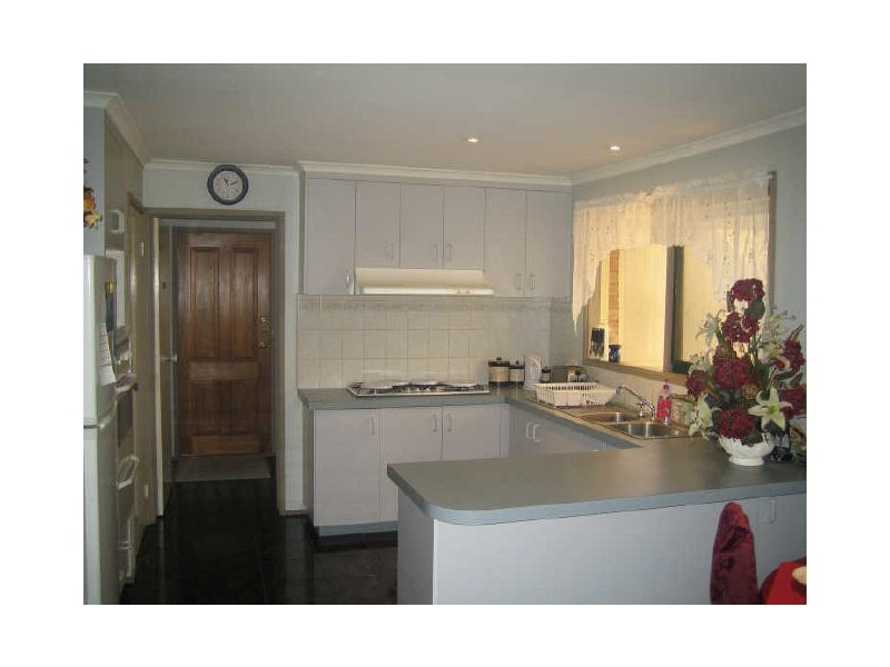 8 Lakeview Drive, Narre Warren South VIC 3805