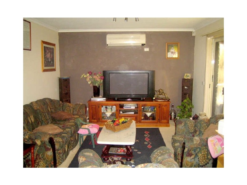 18 The Parkway, Hampton Park VIC 3976