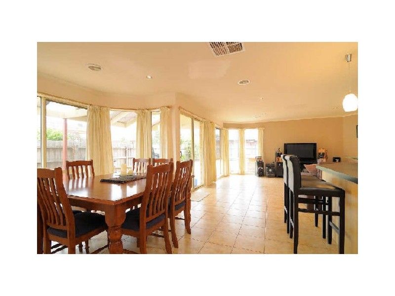 5 Lindsay Crescent, Lynbrook VIC 3975