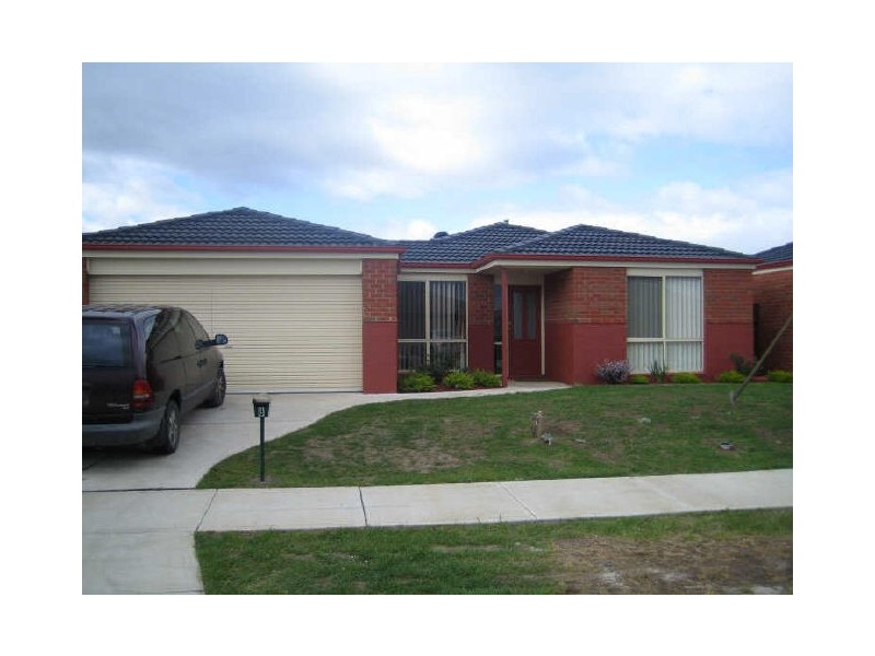 8 Providence Drive, Cranbourne VIC 3977