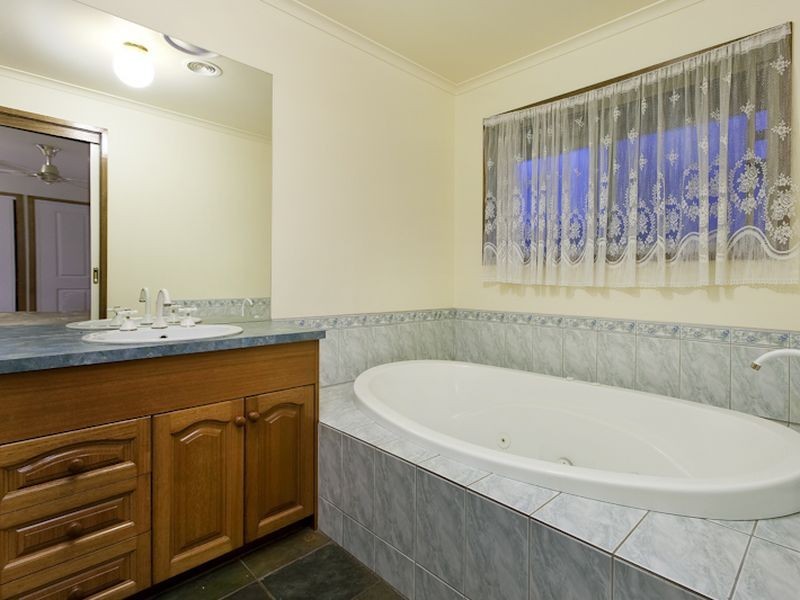 26 Geraldine Drive, Hampton Park VIC 3976