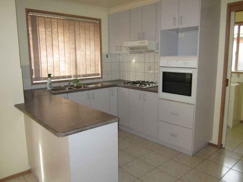 2/1 Jason Place, Hampton Park VIC 3976