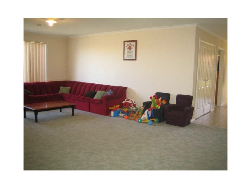 75 Bemersyde Drive, Berwick VIC 3806