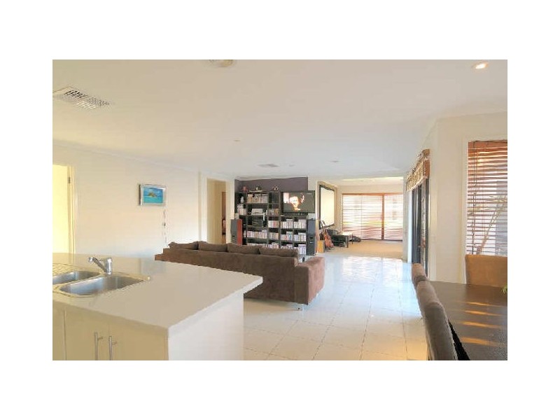 6 Meribel Way, Lynbrook VIC 3975