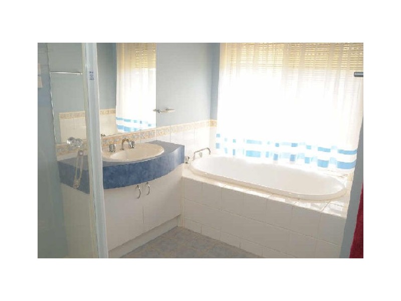 42 Central Parkway, Cranbourne VIC 3977