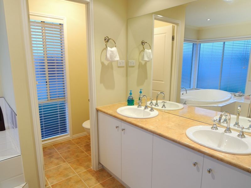 16 Pendulum Place, Berwick VIC 3806