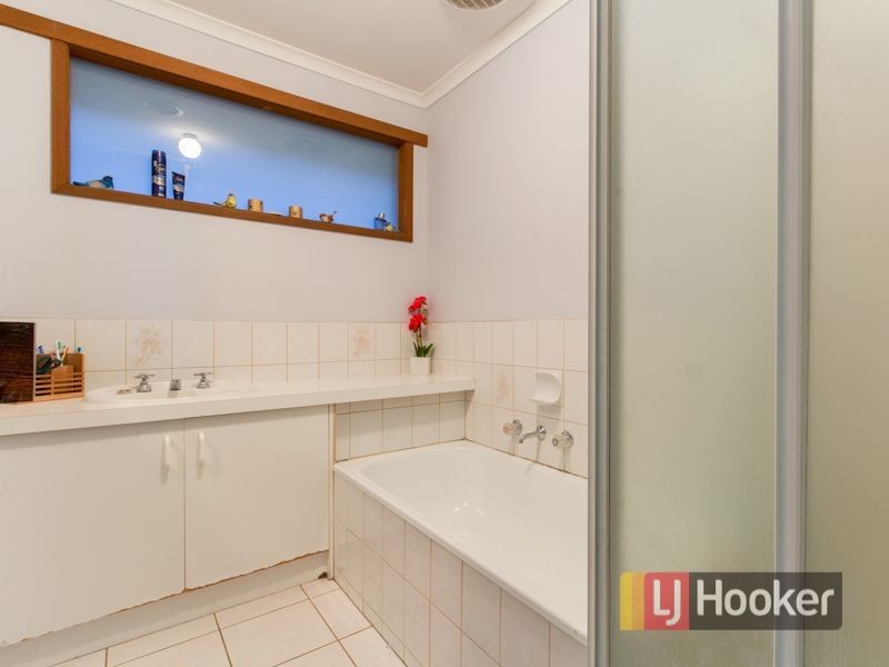 24 General Joshua Drive, Hampton Park VIC 3976