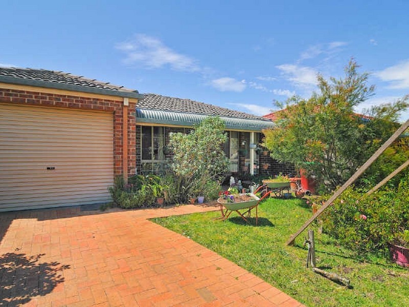 8 Elanora Way, Hampton Park VIC 3976