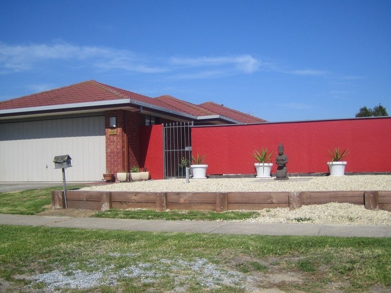 18 Pinehill Court, Cranbourne North VIC 3977