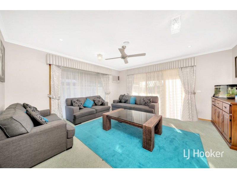 9 Manatoka Crescent, Hampton Park VIC 3976