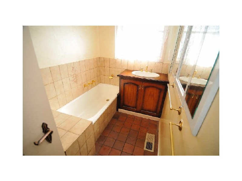 42 Meadow Wood Walk, Narre Warren VIC 3805