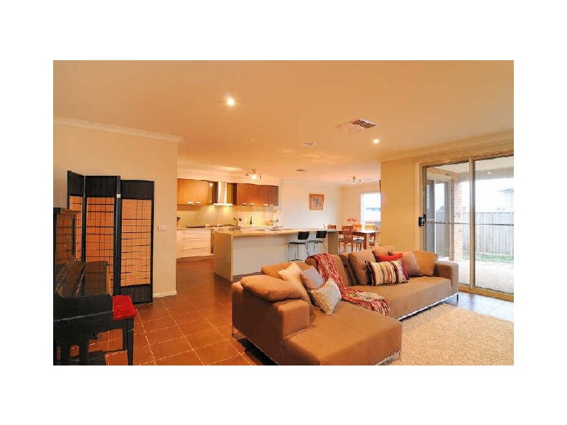 11 Skipperstone Glenn, Narre Warren South VIC 3805