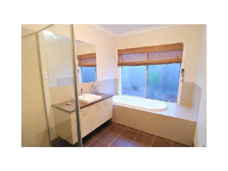 11 Skipperstone Glenn, Narre Warren South VIC 3805