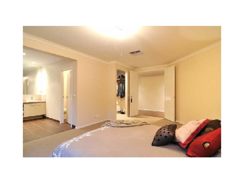 11 Skipperstone Glenn, Narre Warren South VIC 3805