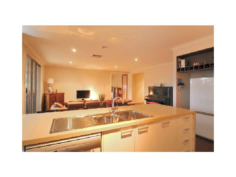 11 Skipperstone Glenn, Narre Warren South VIC 3805