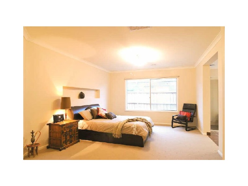 11 Skipperstone Glenn, Narre Warren South VIC 3805