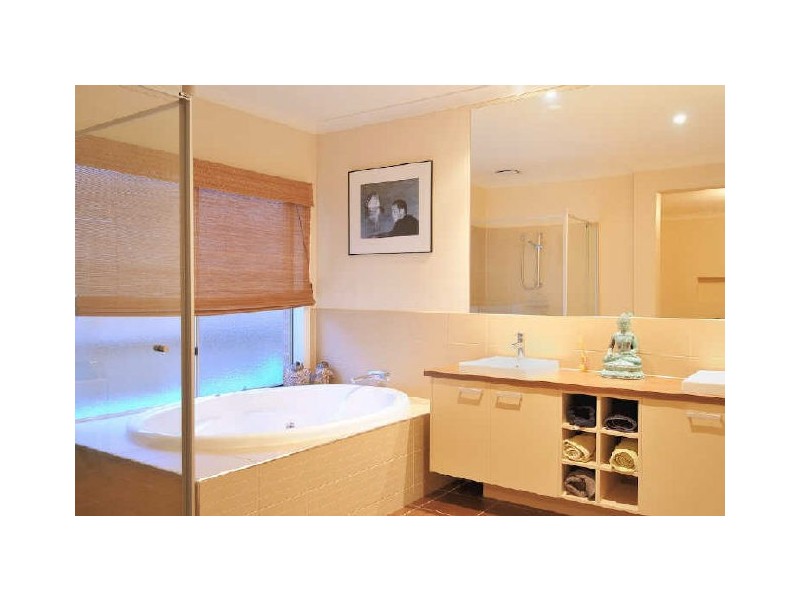 11 Skipperstone Glenn, Narre Warren South VIC 3805