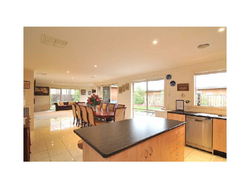 25 Ratcliffe Way, Lynbrook VIC 3975