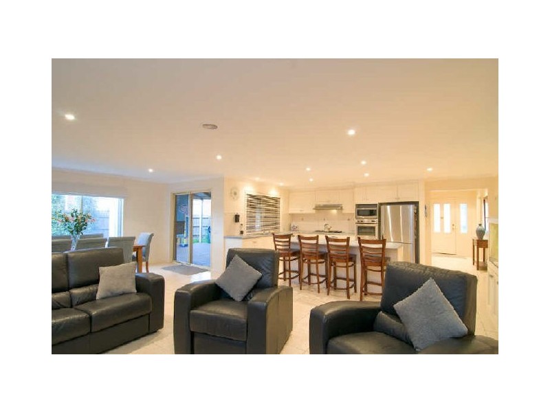 42 Cato Parkway, Lynbrook VIC 3975
