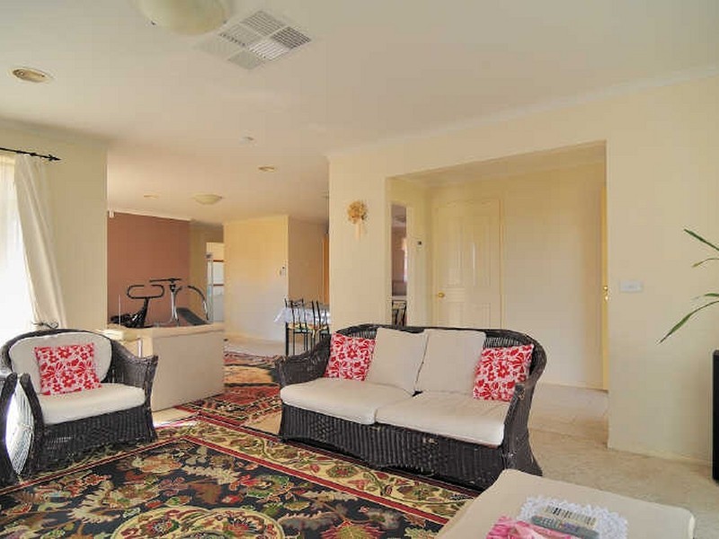 2 Elpara Way, Hampton Park VIC 3976