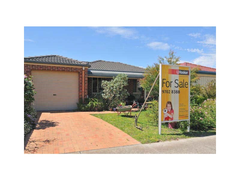 8 Elanora Way, Hampton Park VIC 3976