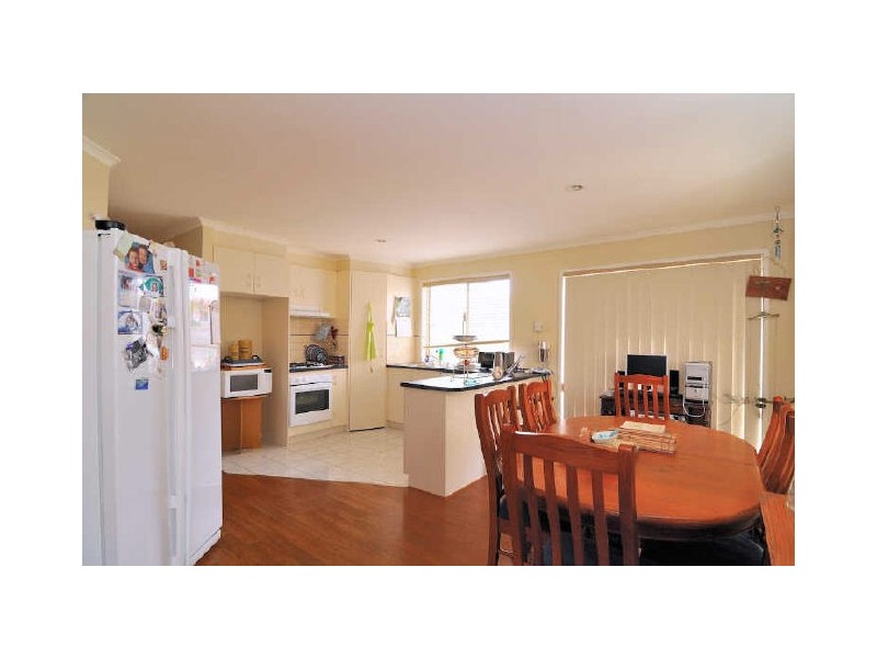 8 Elanora Way, Hampton Park VIC 3976