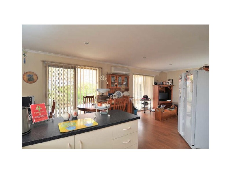 8 Elanora Way, Hampton Park VIC 3976