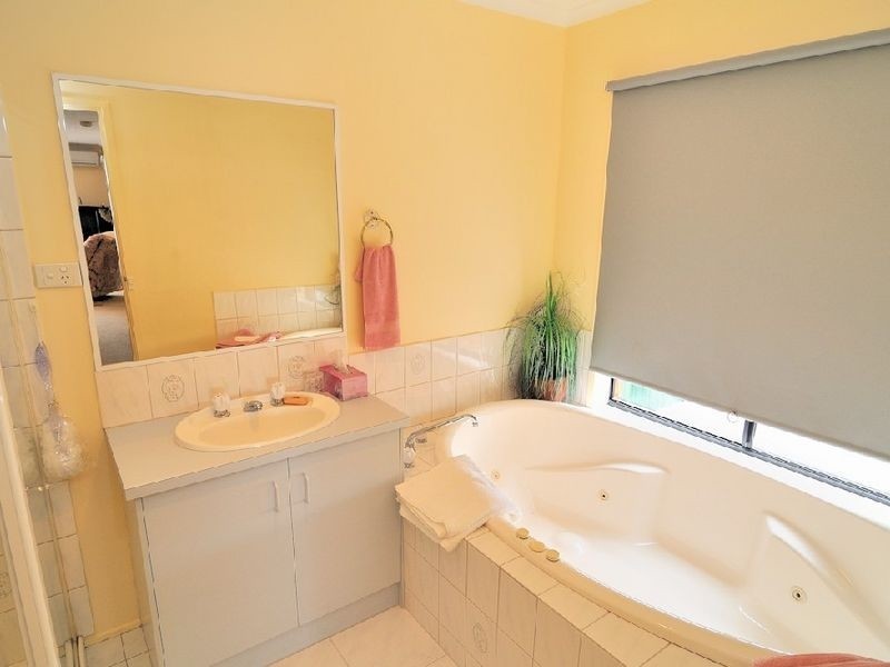 32 Geraldine Drive, Hampton Park VIC 3976