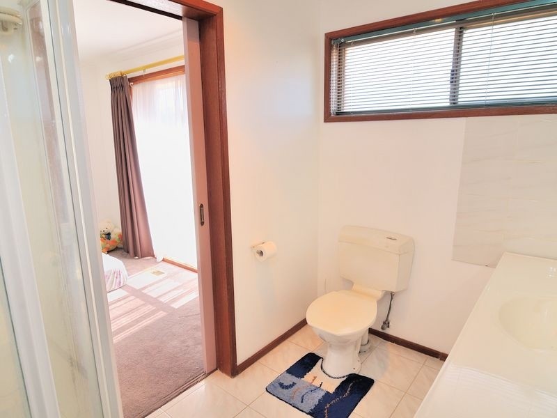 2/79 Oaktree Drive, Hampton Park VIC 3976