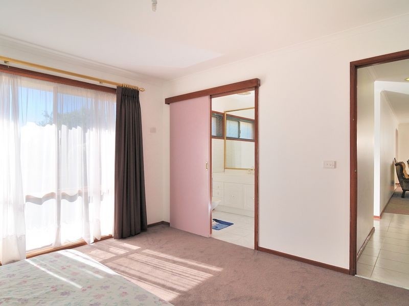 2/79 Oaktree Drive, Hampton Park VIC 3976