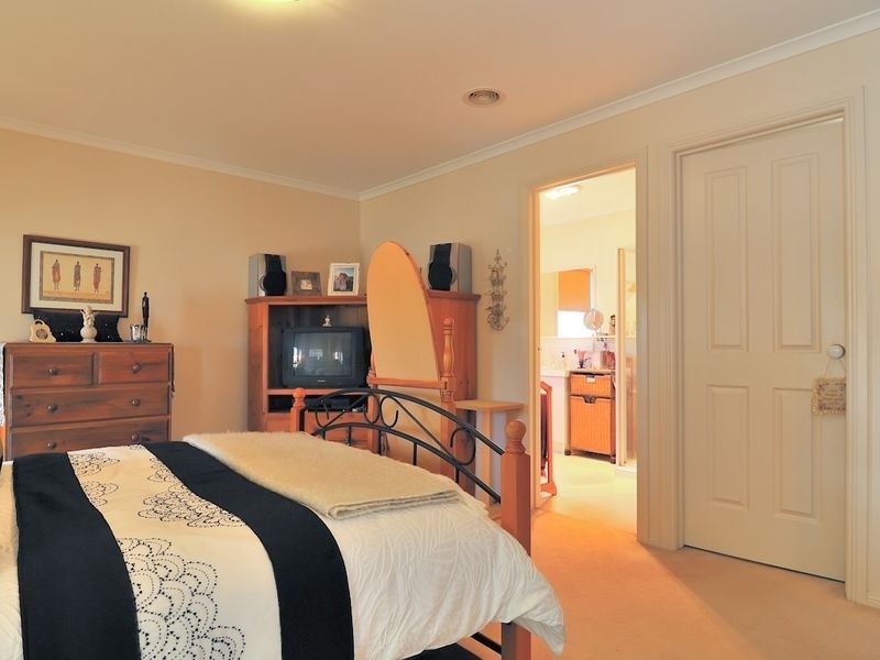 83 Bemersyde Drive, Berwick VIC 3806