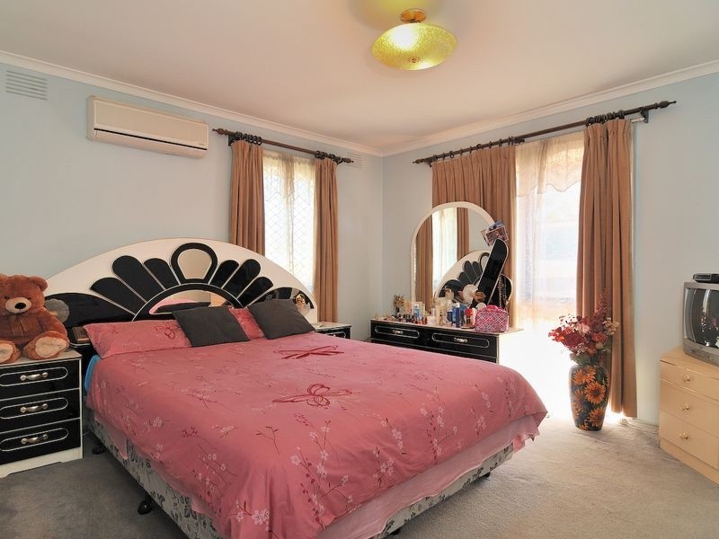 122 James Cook Drive, Endeavour Hills VIC 3802