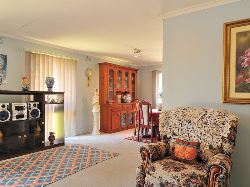 122 James Cook Drive, Endeavour Hills VIC 3802