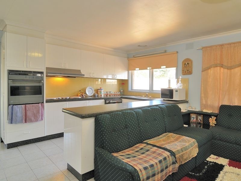 122 James Cook Drive, Endeavour Hills VIC 3802