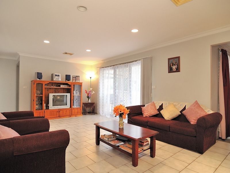 11 Michelle Drive, Hampton Park VIC 3976