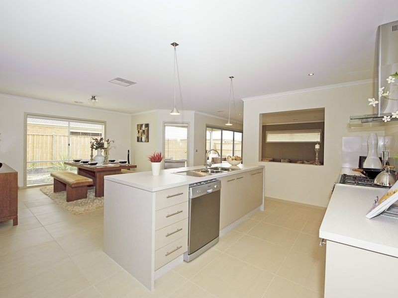 25 Peisley Crescent, Cranbourne East VIC 3977