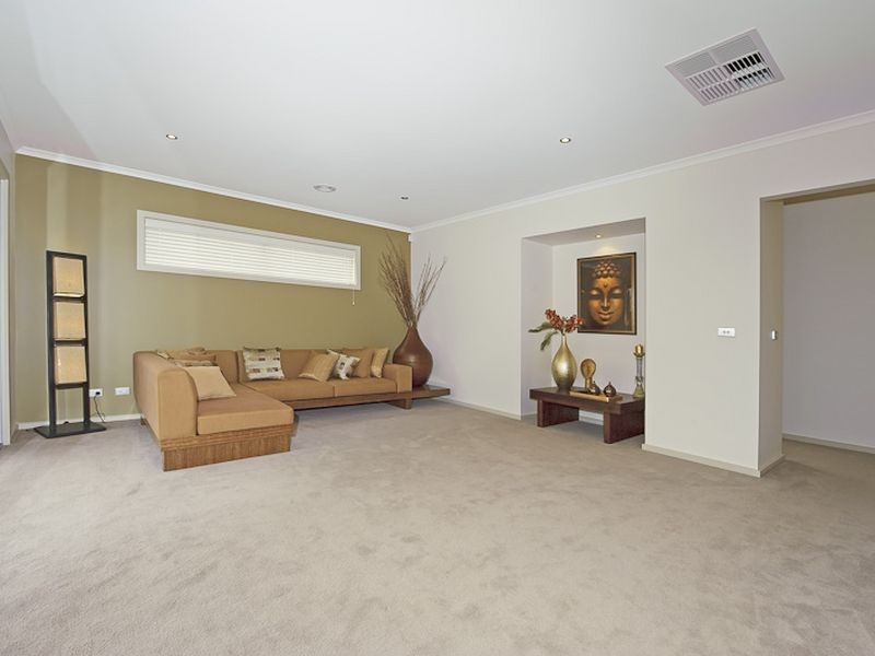 25 Peisley Crescent, Cranbourne East VIC 3977