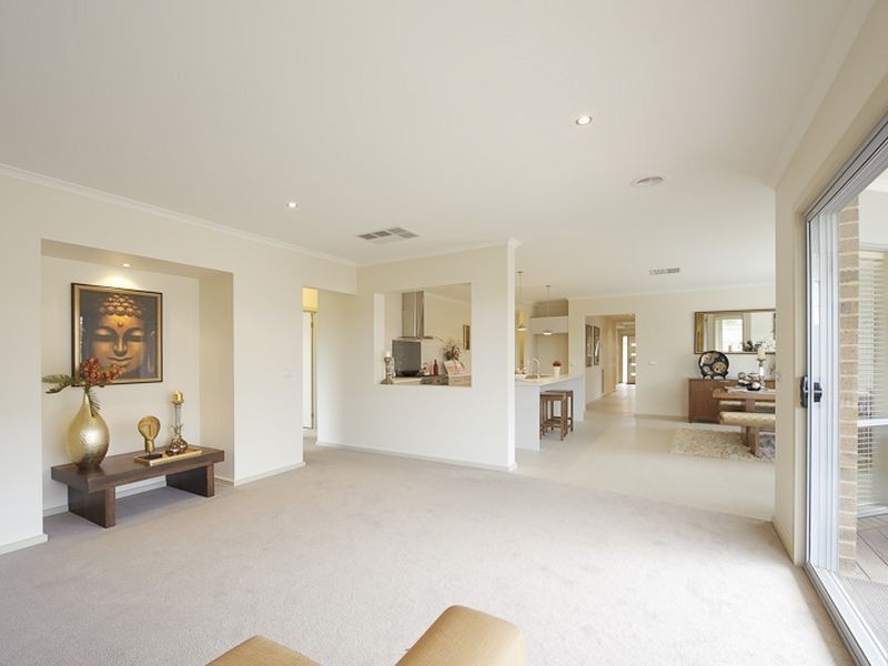 25 Peisley Crescent, Cranbourne East VIC 3977