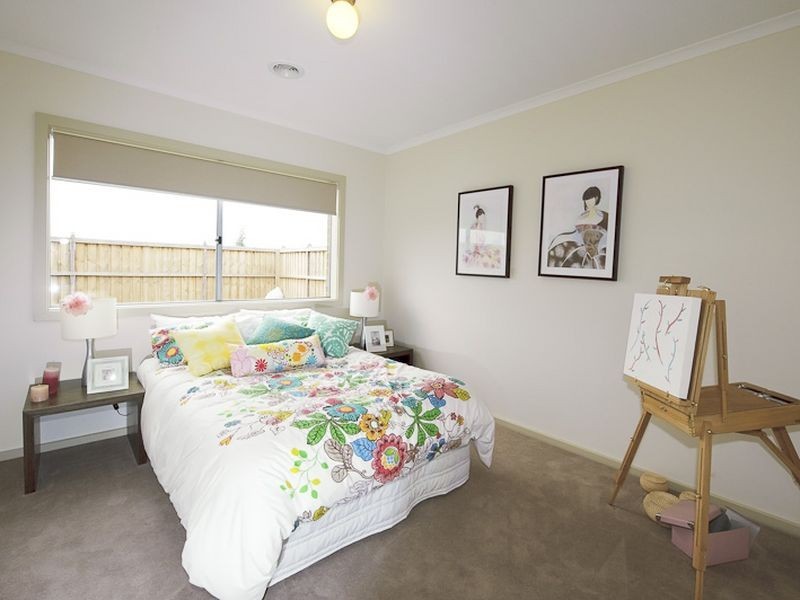 25 Peisley Crescent, Cranbourne East VIC 3977