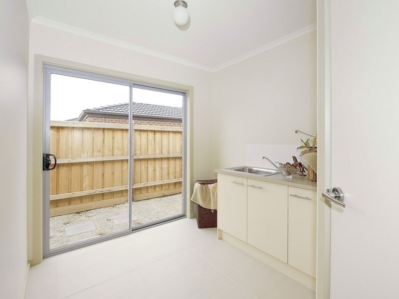 25 Peisley Crescent, Cranbourne East VIC 3977