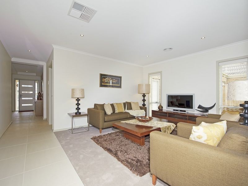 25 Peisley Crescent, Cranbourne East VIC 3977