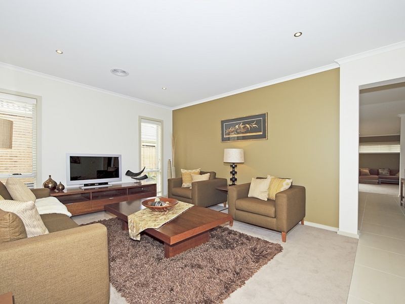 25 Peisley Crescent, Cranbourne East VIC 3977
