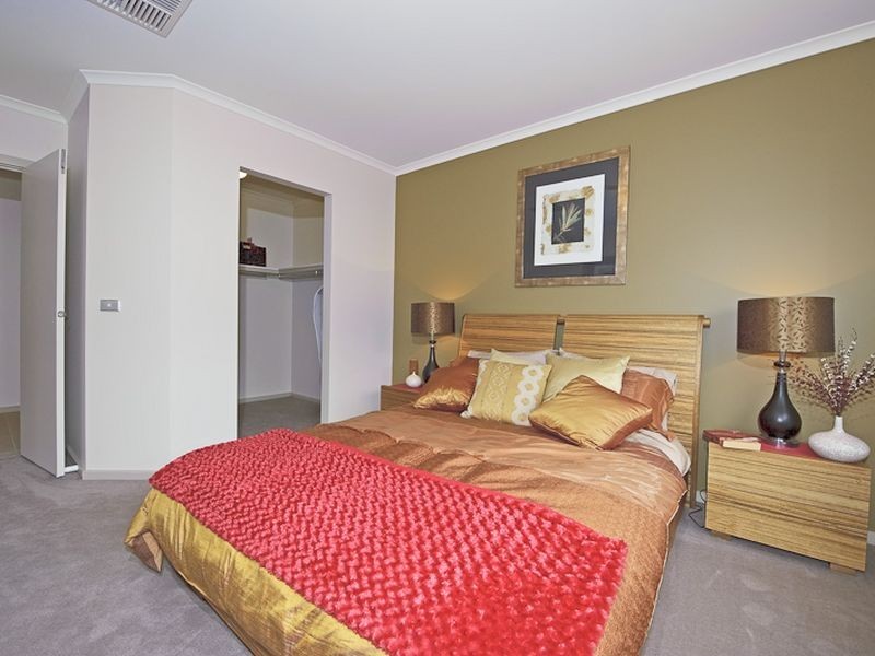 25 Peisley Crescent, Cranbourne East VIC 3977