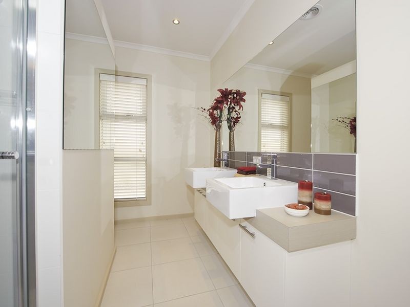25 Peisley Crescent, Cranbourne East VIC 3977