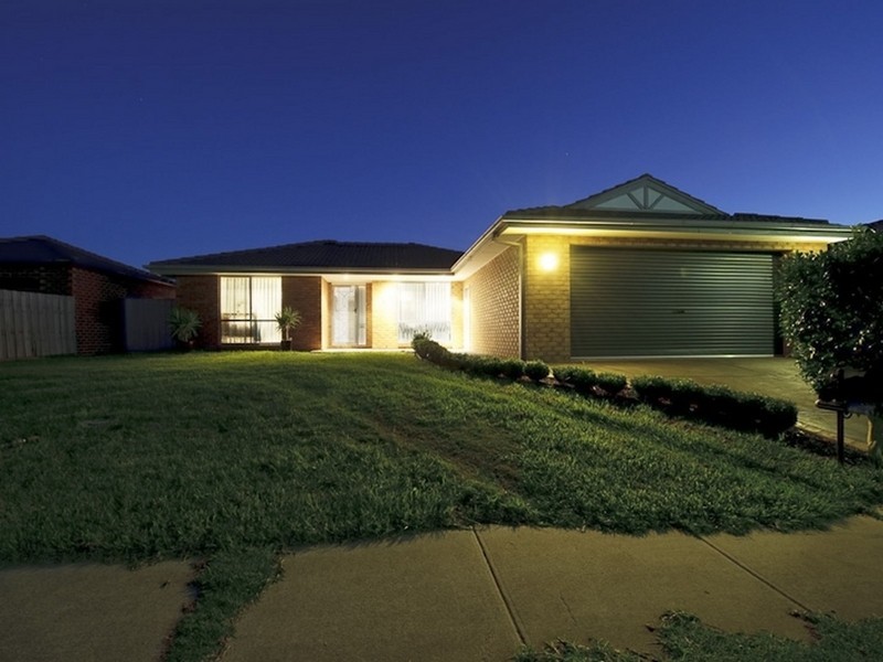 5 Armoy Close, Cranbourne East VIC 3977