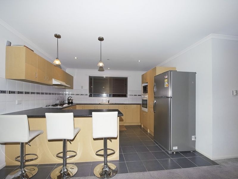 5 Armoy Close, Cranbourne East VIC 3977