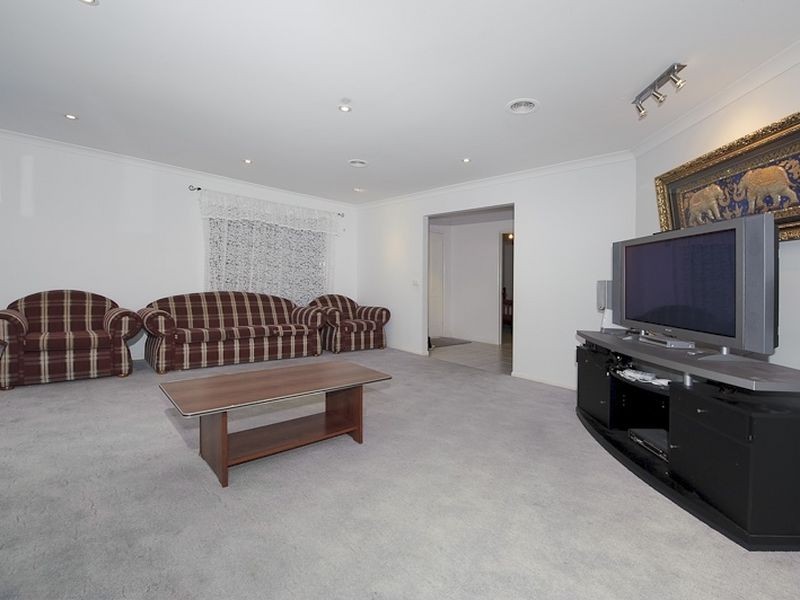 5 Armoy Close, Cranbourne East VIC 3977